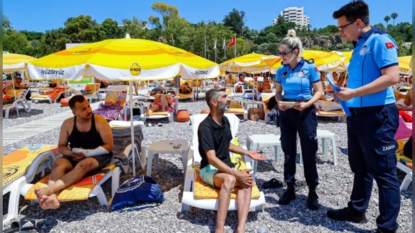 Konyaaltı Sahili’nde Dumansız Plaj uygulaması kapsamında denetimler devam ediyor