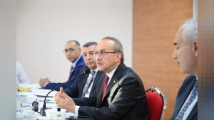 Malatya Valisi Seddar Yavuz ihracatçılarla Ticaret Borsası toplantısında buluştu