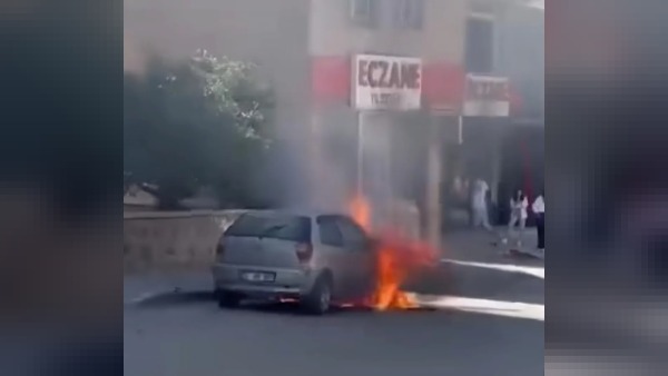 Erzurum'da Yıldızkent'te park halindeki otomobil yangını itfaiye tarafından söndürüldü