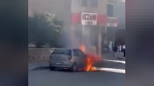 Erzurum'da Yıldızkent'te park halindeki otomobil yangını itfaiye tarafından söndürüldü