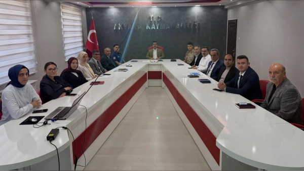 Kars Akyaka’da kamu hizmetleri için kurum amirleri toplantıda bir araya geldi