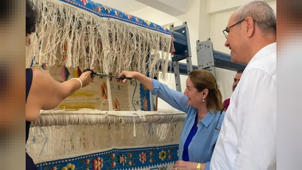 Kaymakam Gevrek Halk Eğitim Merkezi’nde kursları inceleyip kilim dokumasını tamamladı
