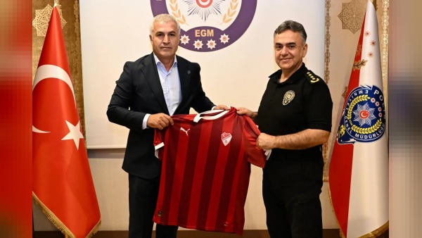Ahmet Toprak, Aydın Karan’ı makamında ziyaret edip Elazığspor forması verdi