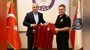 Ahmet Toprak, Aydın Karan’ı makamında ziyaret edip Elazığspor forması verdi
