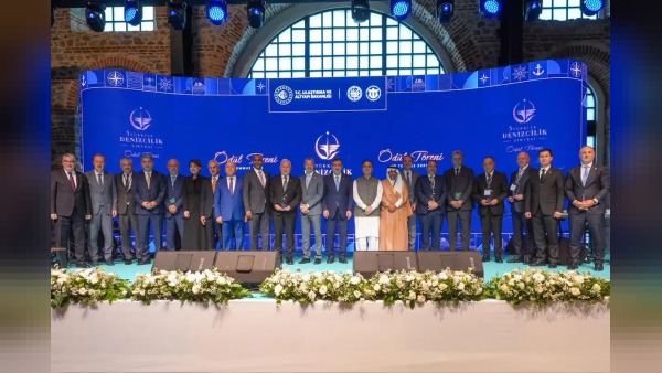 Mehmet Fatih Tosyalı’ya ödülü Yılmaz ve Uraloğlu takdim etti