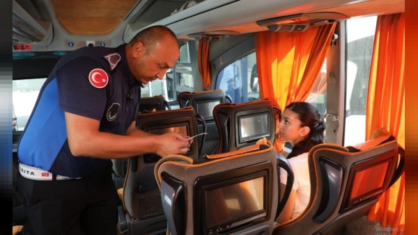 Hatay’da HBB zabıtası terminal girişinde güvenlik araması yapıyor