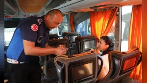 Hatay’da HBB zabıtası terminal girişinde güvenlik araması yapıyor