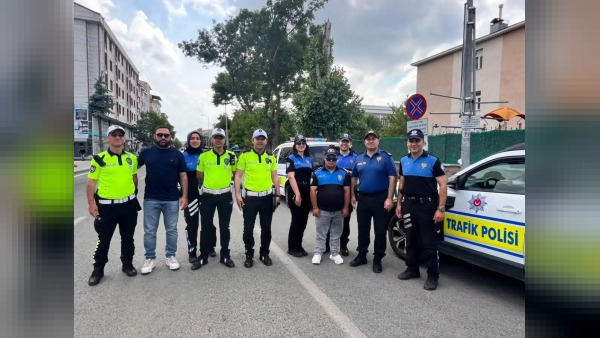 Ömer Kars Cumhuriyet Meydanı’nda trafik polisleriyle denetim sürecini inceledi