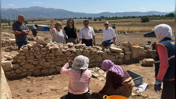 Vural Oğuzlar ve Huriye Yalçın Seleukeia Sidera kazı alanını ziyaret etti