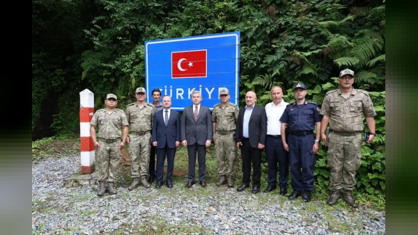Ergün, Sarp’ta vatandaşlarla görüştü; Kemalpaşa’da mavi yemiş hasadına katıldı