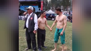 Erzurum’da Karakucak Güreşleri: Ufuk Erdem er meydanında galip ilan edildi