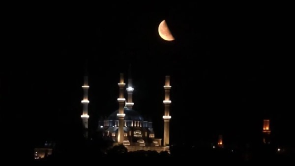 Selimiye Camii’nin gece Ay görüntüsü Edirne semalarında kızıl tonlar oluşturdu