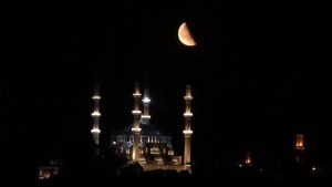 Selimiye Camii’nin gece Ay görüntüsü Edirne semalarında kızıl tonlar oluşturdu