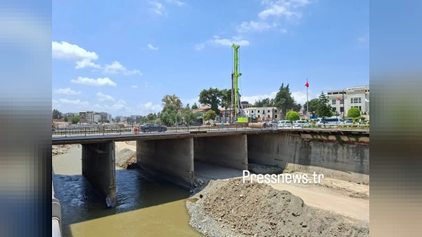 Antakya’da 54 yıllık Ata Köprüsü yıkımı başladı, ulaşım alternatiflere yönlendirildi