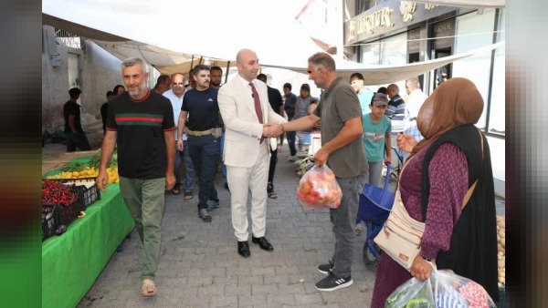 Şanlıurfa’da Kaymakam Çakal semt pazarında esnaf ve vatandaşla buluştu