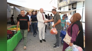 Şanlıurfa’da Kaymakam Çakal semt pazarında esnaf ve vatandaşla buluştu