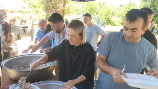 Akçakoca Belediye Başkanı Alev Ünal, geleneksel cümle mevlit programında pilav dağıttı