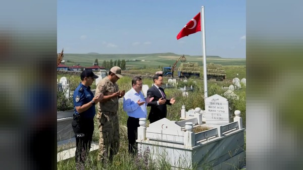 Kars’ta 15 Temmuz anma: Şehit kabirlerine karanfil bırakıldı