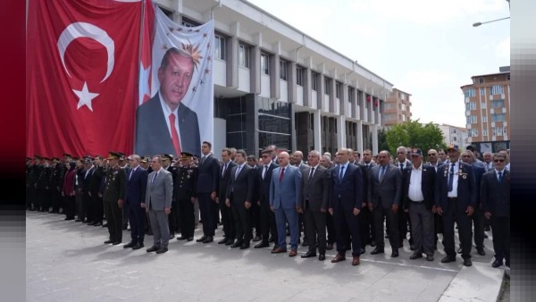 Kars’ta “İrade Bizim, Zafer Bizim” temalı anma: Atatürk Anıtı ve şehitlik ziyareti