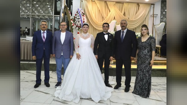 Vali Ziya Polat, Ebru Yardımcıel ve Mustafa Balaman’ı düğünde tebrik etti