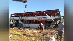 Amasya’da D100’de otobüs devrildi: 2’si ağır 46 kişi yaralandı