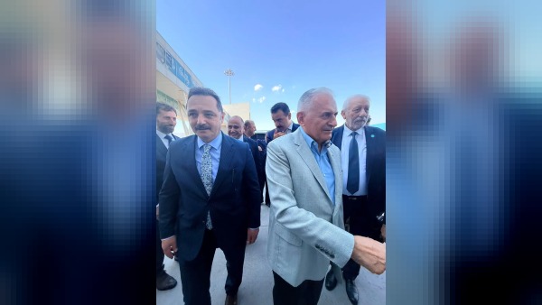 Binali Yıldırım, KKTC’de forum öncesi TİMBİR heyetiyle karşılandı
