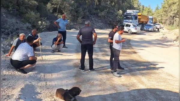 Serik’te taş ocakları tepkisi: Muhtar yol kapattı, kamyonlara branda istedi