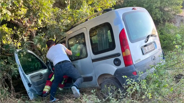 Balıkesir’de trafik kazası: Sürücü araçta sıkıştı, sağlık ekiplerine teslim edildi