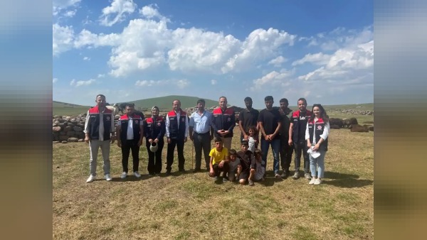 Kars’ta Enver Aydın yaylardaki veterinerlik hizmetlerini yerinde inceledi