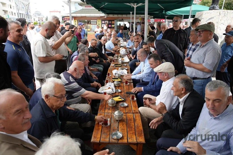 Ümit Özdağ Pazar’da esnafla buluştu, sorunları dinleyip parti projelerini anlattı 1