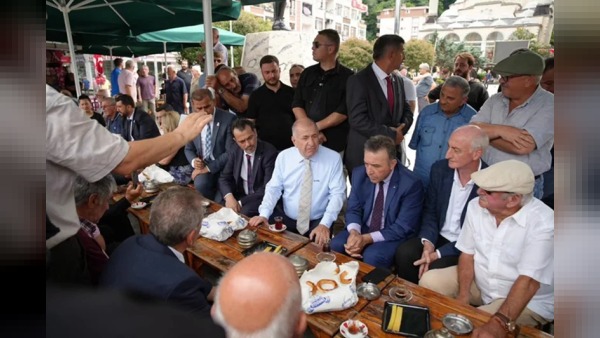 Ümit Özdağ Pazar’da esnafla buluştu, sorunları dinleyip parti projelerini anlattı