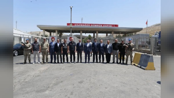 Vali Masatlı Hatay’da gönüllü geri dönüşü yerinde inceledi: Suriyelilerle görüştü