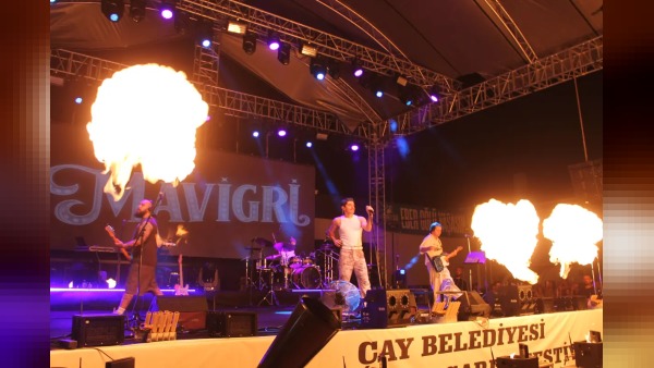 Çay Vişne ve Eber Sarısı Festivali’nde çekilişle imzalı gitar hediye edildi