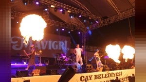Çay Vişne ve Eber Sarısı Festivali’nde çekilişle imzalı gitar hediye edildi