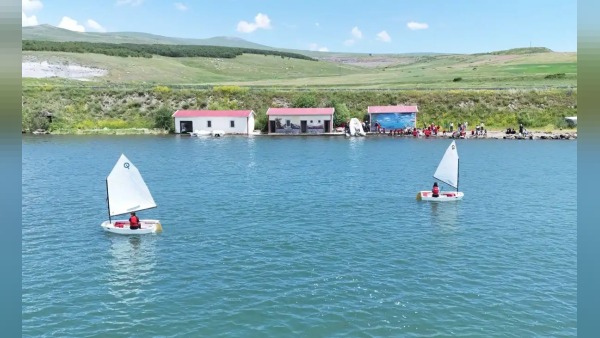 Çıldır Gölü’nde Optimist yelken eğitimi: 32 sporcu Anadolu Ligi hedefinde