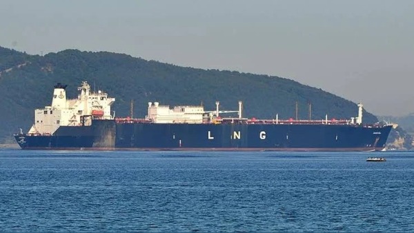 İran: Hürmüz’de patlayan iki petrol tankerinin rotası güvenli değil
