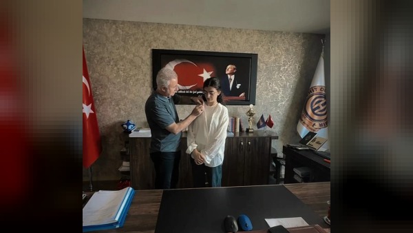 Okul Müdürü Kahraman Selçuk’tan başarılı öğrenci Berra Şiman’a çeyrek altın ödül