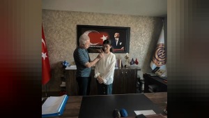 Okul Müdürü Kahraman Selçuk’tan başarılı öğrenci Berra Şiman’a çeyrek altın ödül