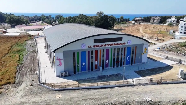 Arsuz’da 1000 kişilik modern spor salonu hizmete açıldı