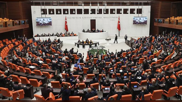 TBMM’den Yükseköğretim Kanunu’nda değişiklik: sözleşmeli öğretim üyesine yeni çerçeve