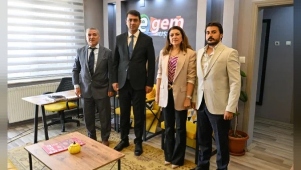 Uşak Valisi Kartal, Egem TV’yi ziyaret etti