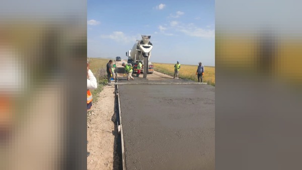 Kars’ta köy yolları için asfalt, beton ve parke taşı seferberliği sürüyor