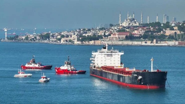 Sis nedeniyle İstanbul Boğazı gemi geçişine kapatıldı