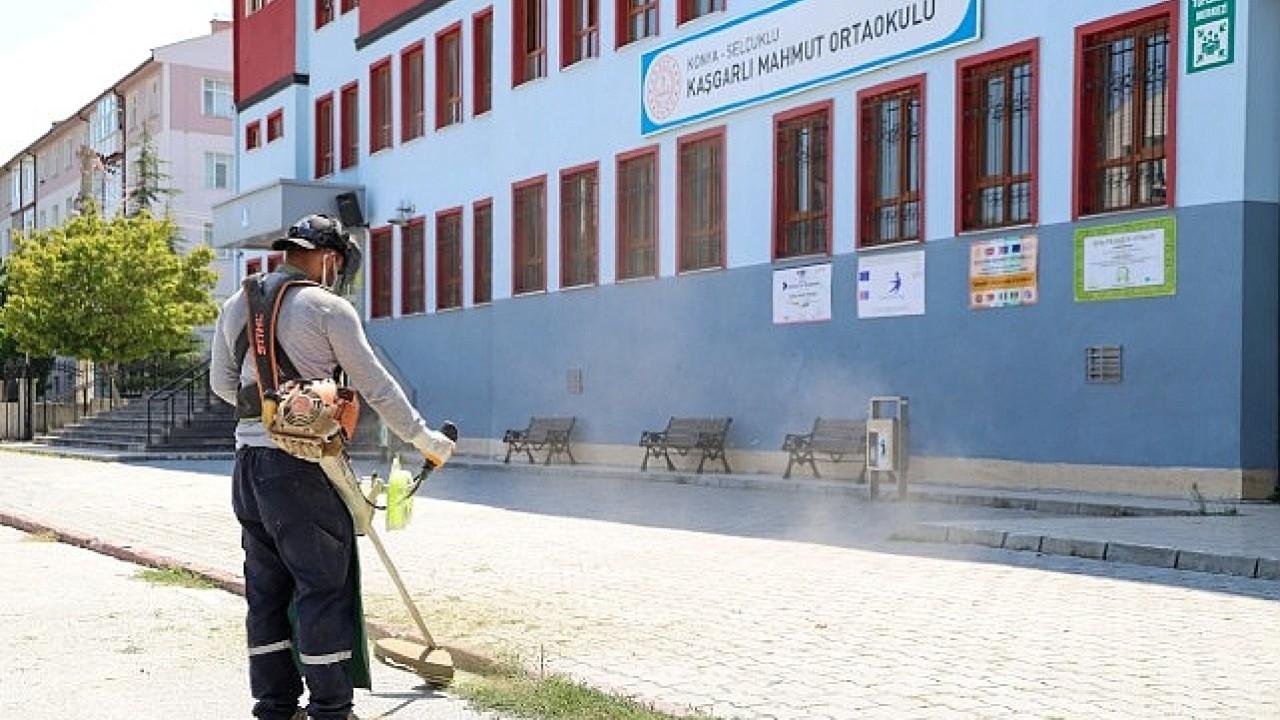 Selçuklu'da okullar yeni döneme hazırlanıyor: Okul bahçelerinde dev temizlik ve bakım seferberliği!
