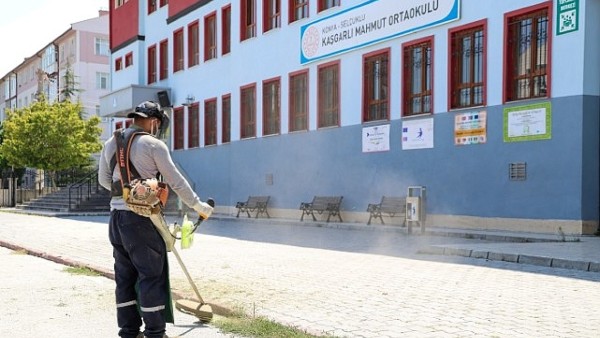 Selçuklu'da okullar yeni döneme hazırlanıyor: Okul bahçelerinde dev temizlik ve bakım seferberliği!