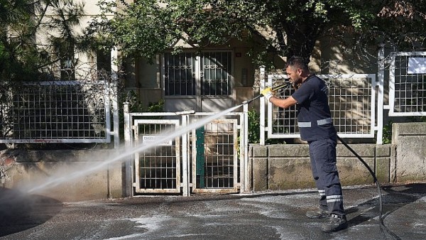 Maltepe'de köpüklü suyla köşe bucak temizlik: Aydınevler Mahallesi'nde hijyen seferberliği!