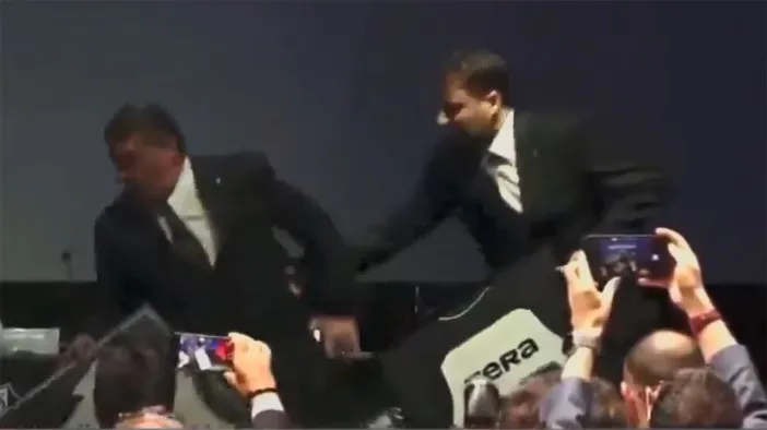 Beşiktaş Başkanı Serdal Adalı imza töreninde talihsiz bir kaza geçirdi: Kürsüye çıkarken yere düştü!