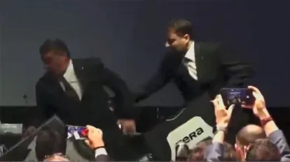 Beşiktaş Başkanı Serdal Adalı imza töreninde talihsiz bir kaza geçirdi: Kürsüye çıkarken yere düştü!