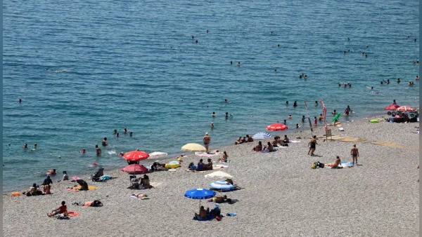 Antalya’da 40 derece hissi sahilleri doldurdu, kent merkezinde sessizlik hakim