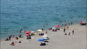 Antalya’da 40 derece hissi sahilleri doldurdu, kent merkezinde sessizlik hakim